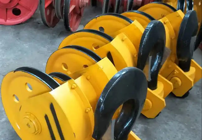 crane hook with pulley block